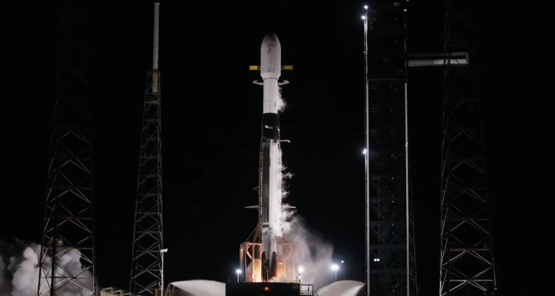 SpaceX Falcon 9 rocket streaks into Florida's night sky carrying Starlink satellites to orbit (video)