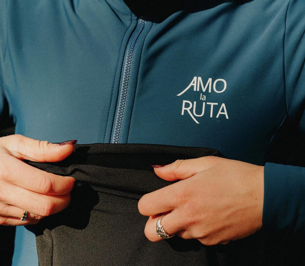 2025 Ama la Ruta neck warmer