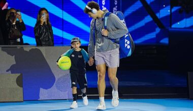 Nitto mascot Gioele walks on court with Ben Shelton on Sunday in Turin.