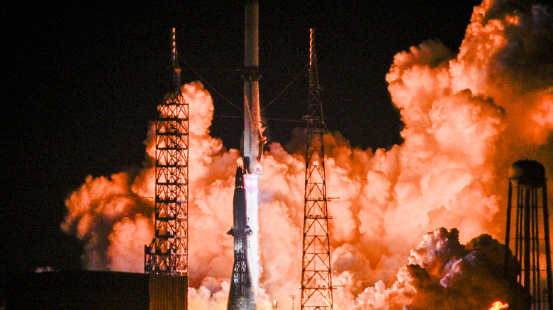 new glenn blue origin rocket launch night