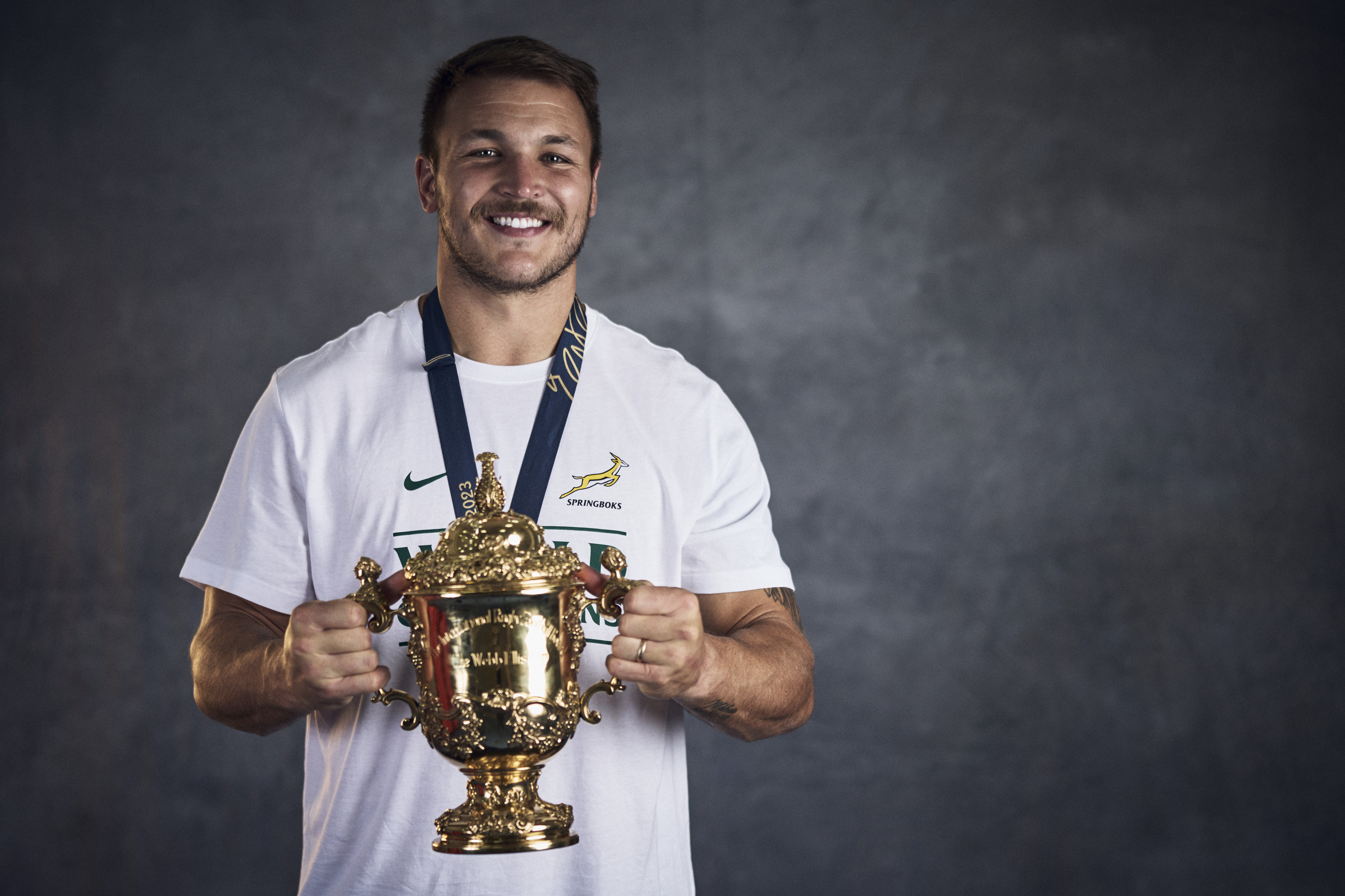 Andre Esterhuizen holding the Webb Ellis Cup.