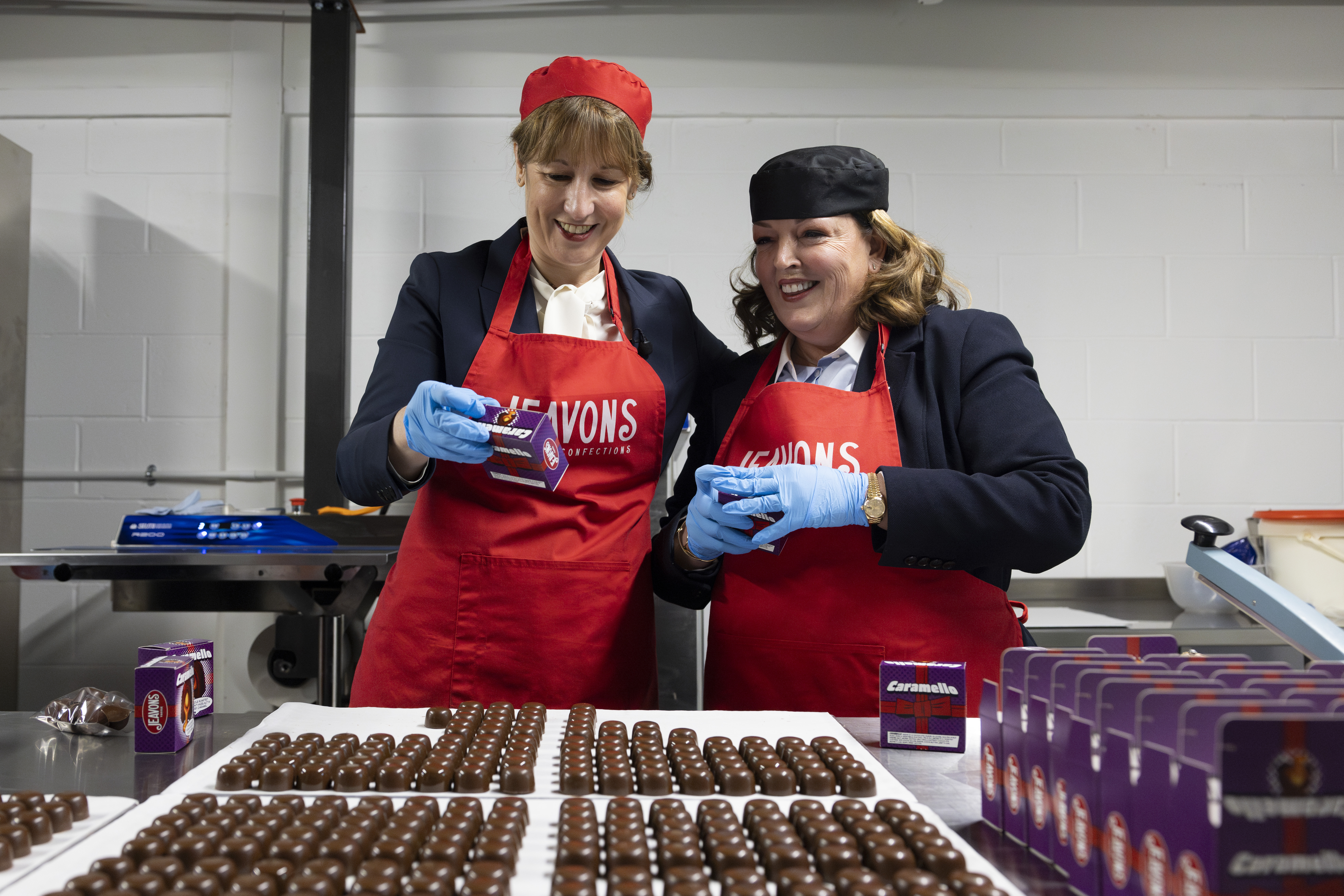 Chancellor Rachel Reeves and FSB Chair Tina McKenzie packaging chocolates at Jeavons Toffee.