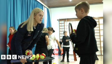 Tennis star Sonay Kartal visits her old primary school