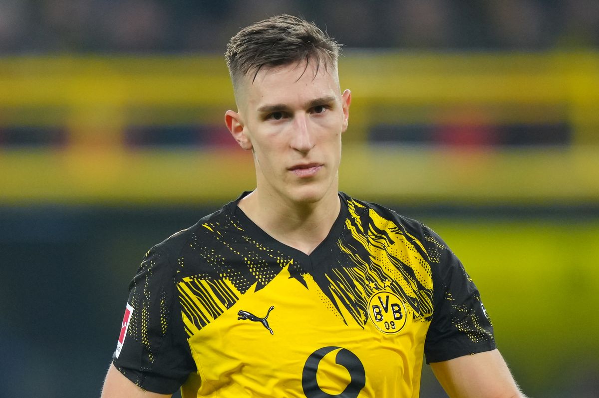 Nico Schlotterbeck of Borussia Dortmund looks on