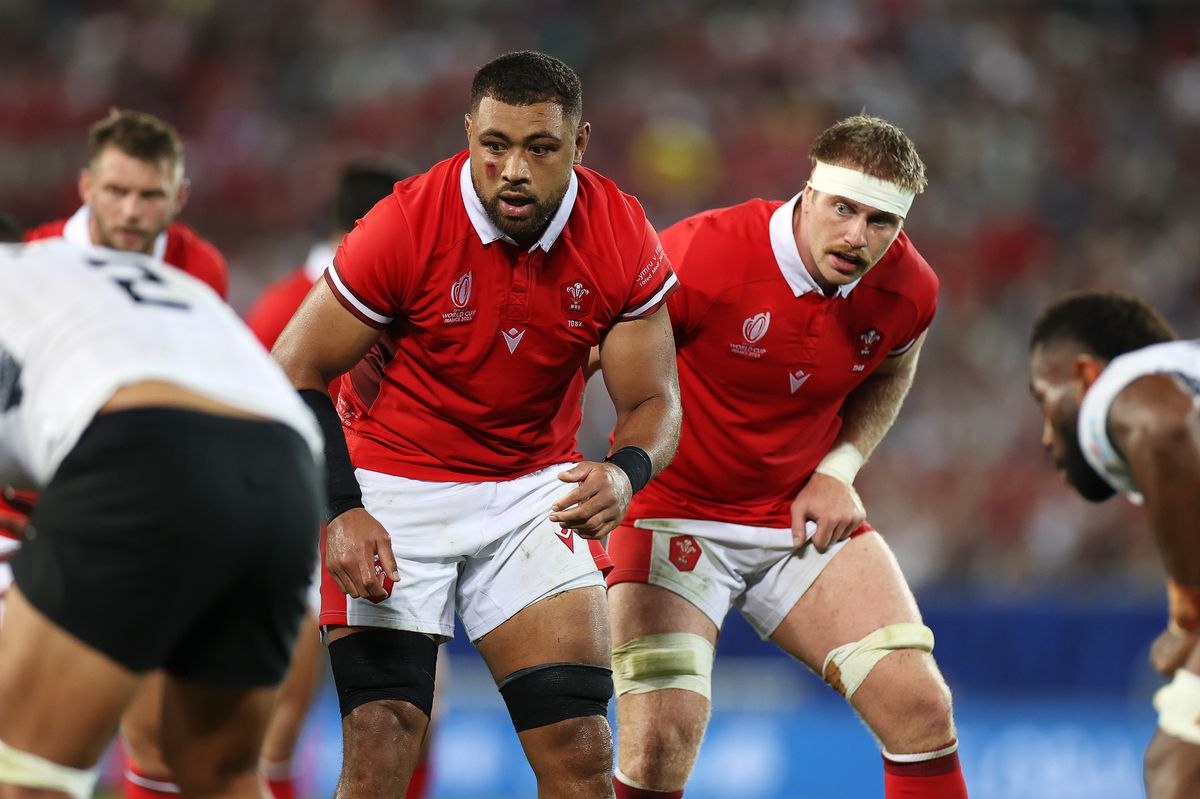 Taulupe Faletau and Aaron Wainwright go up against each other
