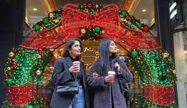 Experts share tips on how to keep your holiday spending in line with your budget