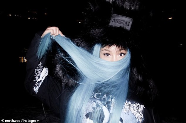 However, the piercing seems to have been removed, with her right hand now bare