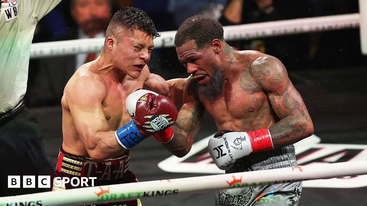 Isaac Cruz and Lamont Roach trade punches during their title bout