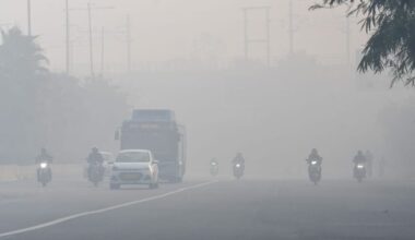 Delhi records ‘very poor’ AQI; MeT issues orange alert for dense fog on Monday