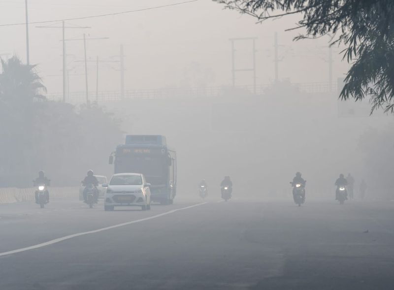 Delhi records ‘very poor’ AQI; MeT issues orange alert for dense fog on Monday