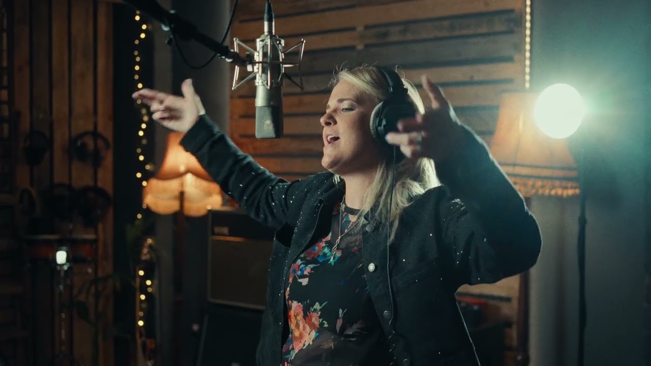 Hollow Souls feat. Elles Bailey - Burn it to the Ground - YouTube