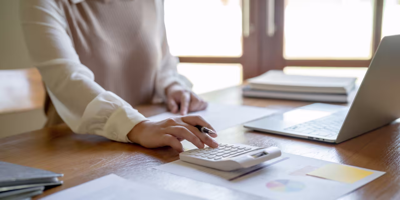 10 money experts on the financial New Year’s resolutions they’re making for themselves for 2026