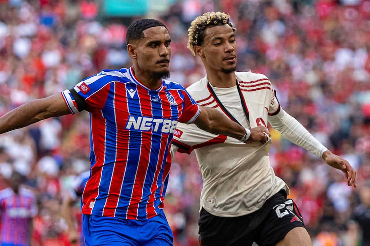 LONDON, ENGLAND - Sunday, August 10, 2025: Liverpool&rsquo;s Hugo Ekitike challenges Crystal Palace