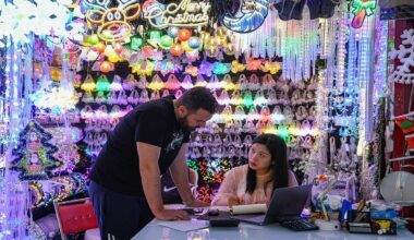 A foreign buyer selects Christmas decorations at the Yiwu International Trade Market in Yiwu, East China