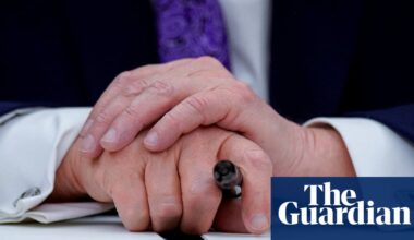 Trump signs executive order blocking states from regulating AI | US news