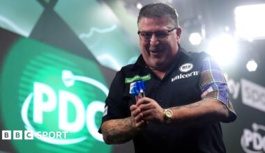 Gary Anderson celebrates beating Jermaine Wattimena in the PDC World Championship