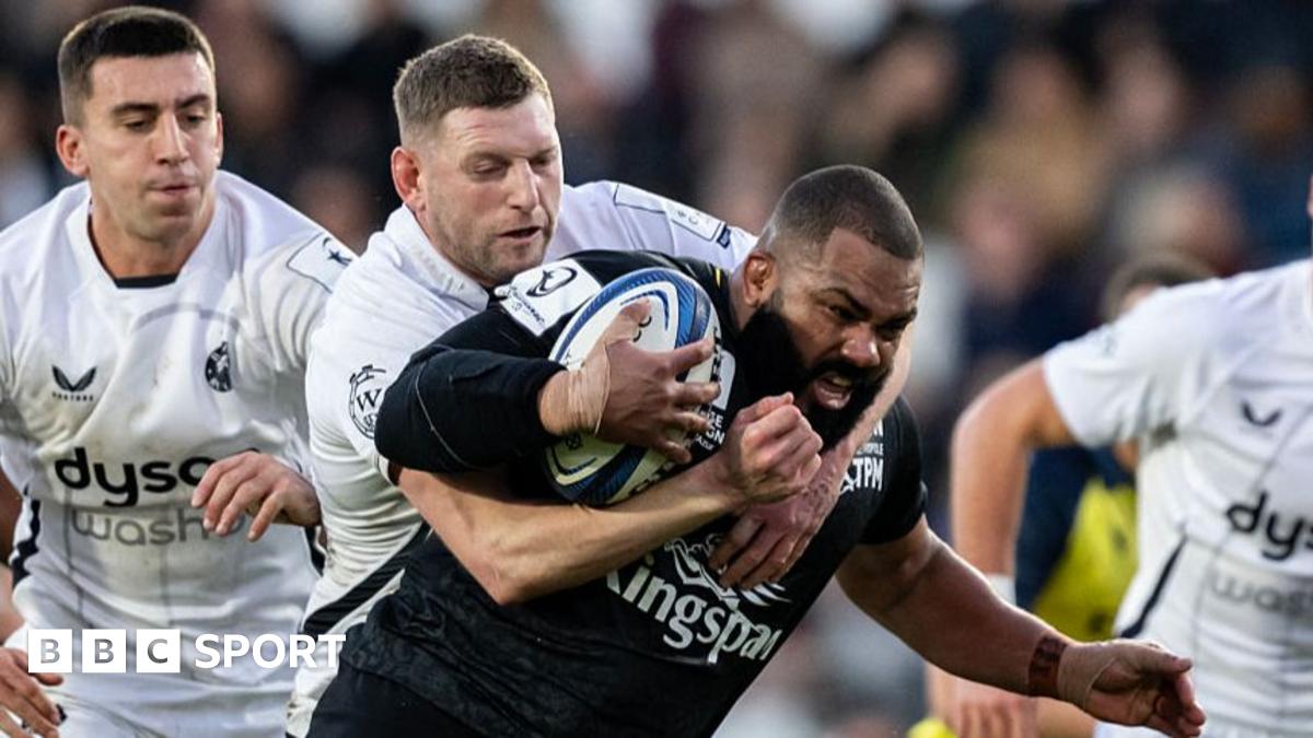 Kyle Sinckler runs with the ball