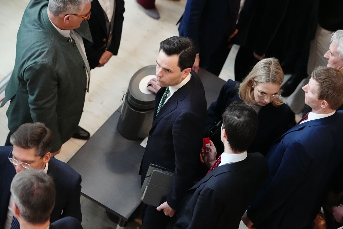 Lawmakers gather around the voting booth in the Bundestag.