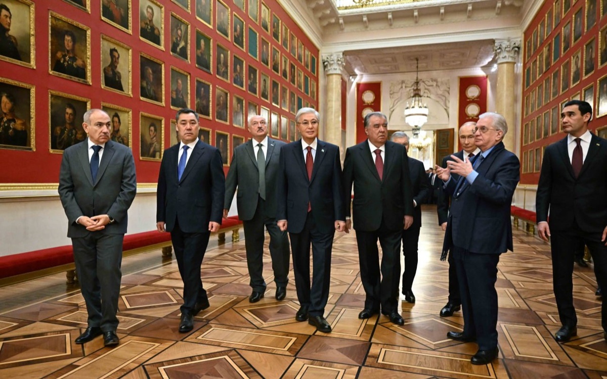 Kassym-Jomart Tokayev and CIS leaders tour State Hermitage in St. Petersburg