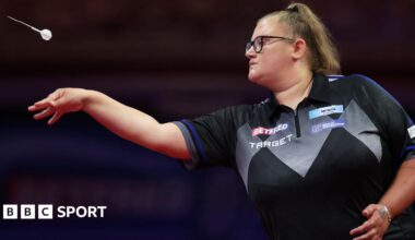 Beau Greaves throwing a dart