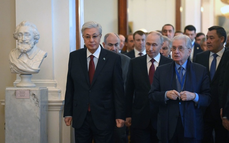 Kassym-Jomart Tokayev and CIS leaders tour State Hermitage in St. Petersburg 