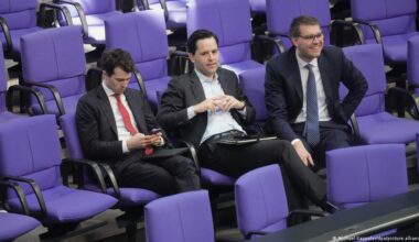 CDU holds test vote on fraught pension reform – DW – 12/02/2025