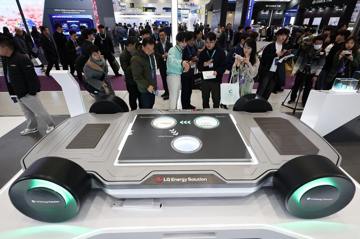 A model  electric vehicle chassis featuring the 46-series battery by LG Energy Solution is displayed at the company's booth at the InterBattery 2025 at the COEX exhibition hall in Seoul, March 5. Yonhap 