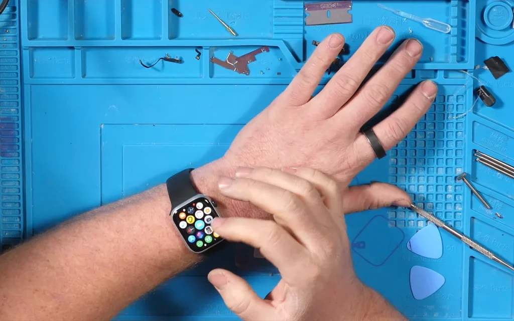 After building his own iPhone 17, YouTube tech guru Strange Parts has now built his own Apple Watch as the clock was counting down in China's electronics market