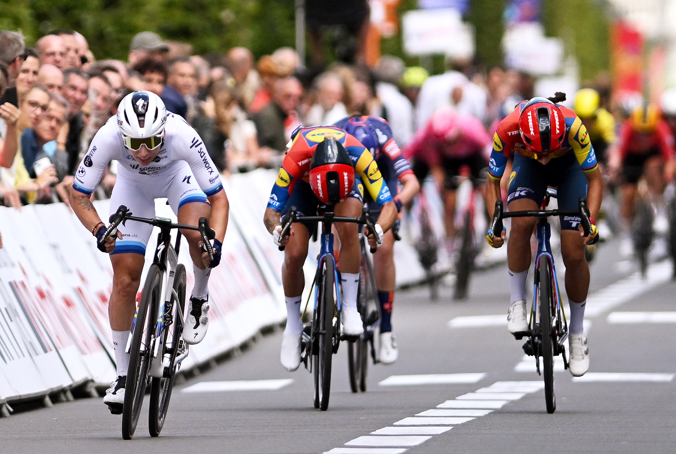 Lorena Wiebes sprinting against two Lidl-Trek riders