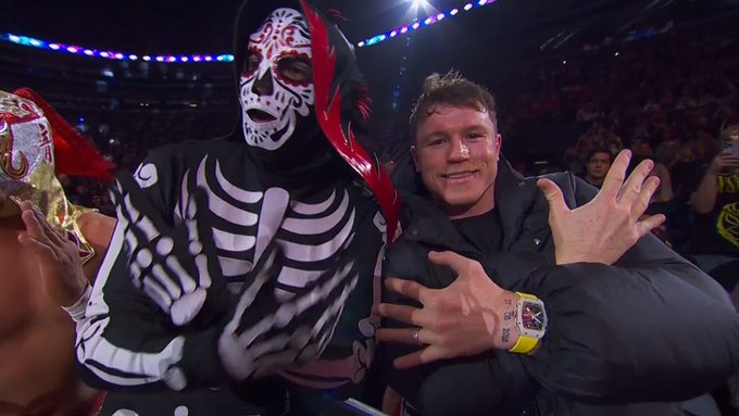 Canelo Alvarez makes surprise appearance at AAA Guerra de Titanes