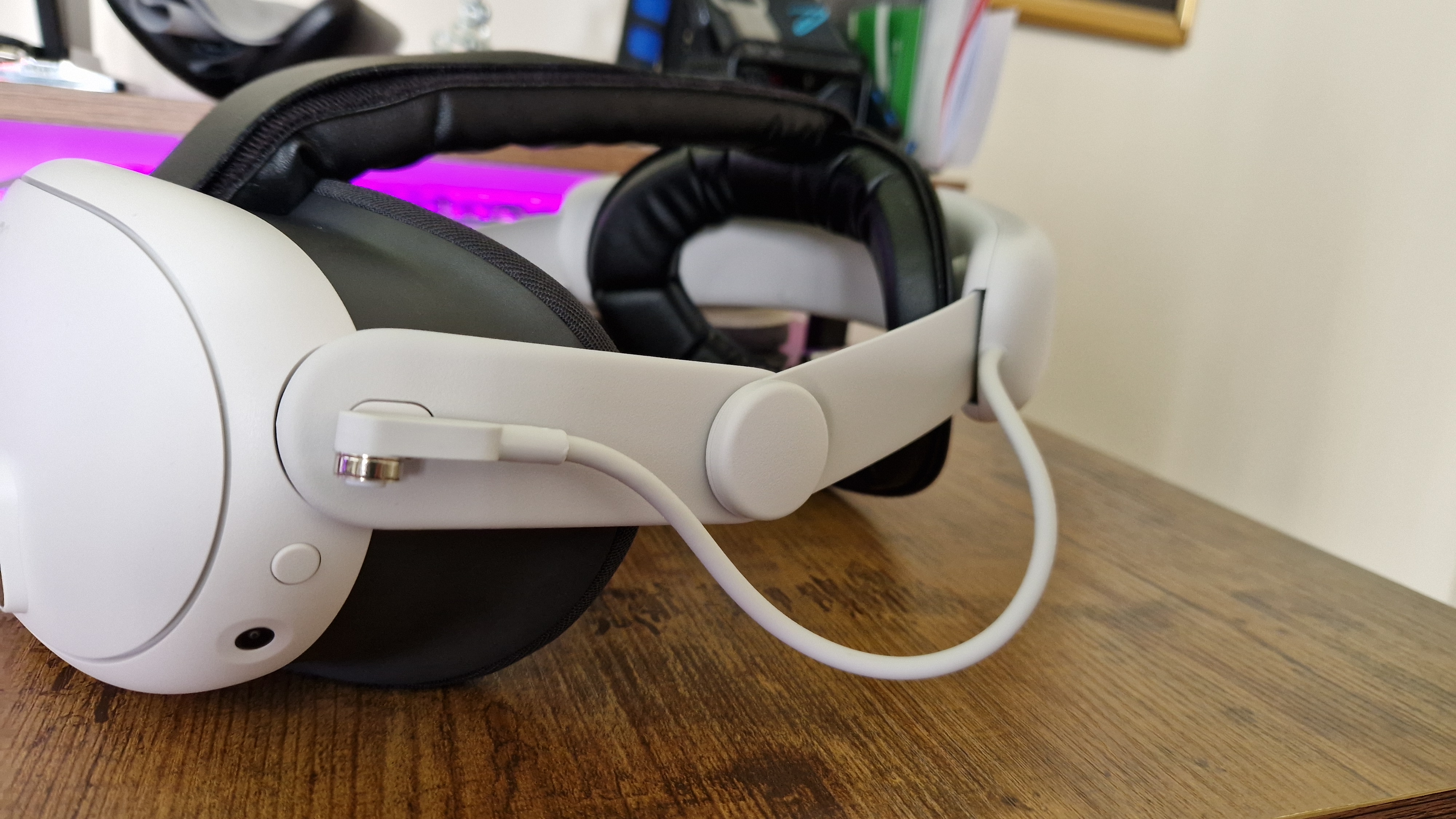 The charging cable on the KIWI Design Comfort Head Strap for Quest 3