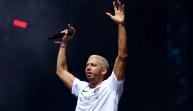 Singer suffers awkward blunder after telling pregnant disabled fan to ‘get up and dance’ - The Independent