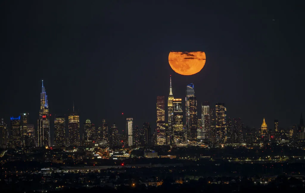 A full Moon close to the horizon may look both huge and orange! These are optical illusions, both cause by the Moon being low in the sky. Cedit: Fatih Aktas/Anadolu Agency via Getty Images