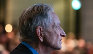 Geoffrey Hinton: AI will even better in 2026 and gain the ability to 'replace many other jobs'