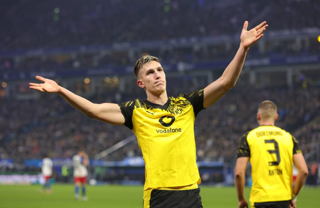 Nico Schlotterbeck of Borussia Dortmund celebrates after the first goal during the Bundesliga match between Hamburger SV and Borussia Dortmund at Volksparkstadion.