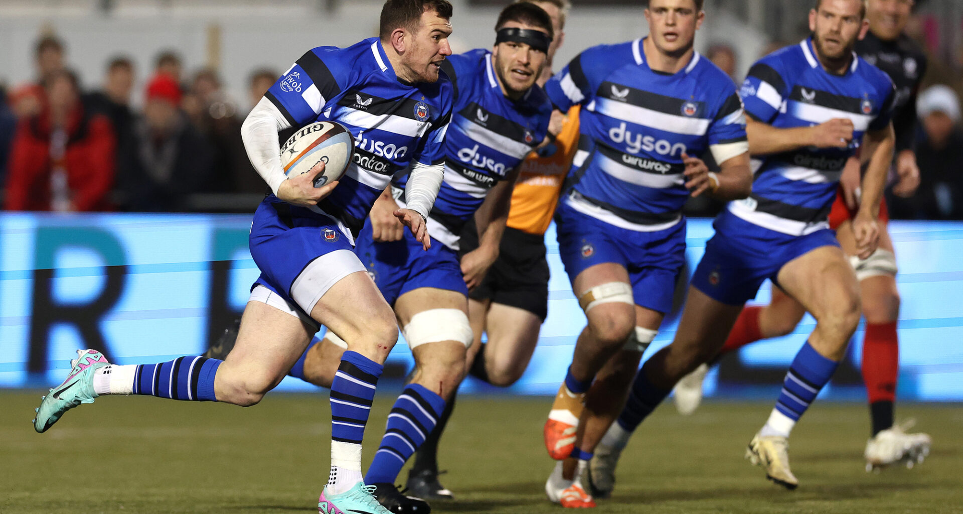 Ben Spencer runs with the ball, supported by Bath teammates, during the November 2025 PREM Rugby victory over Saracens.