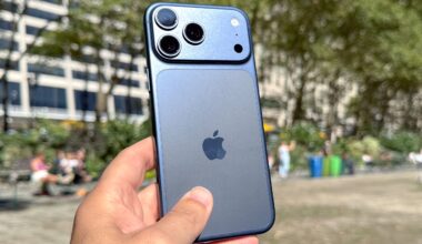 I use this hidden iPhone trick to snap faster selfies and turn on the flashlight — here's to do it