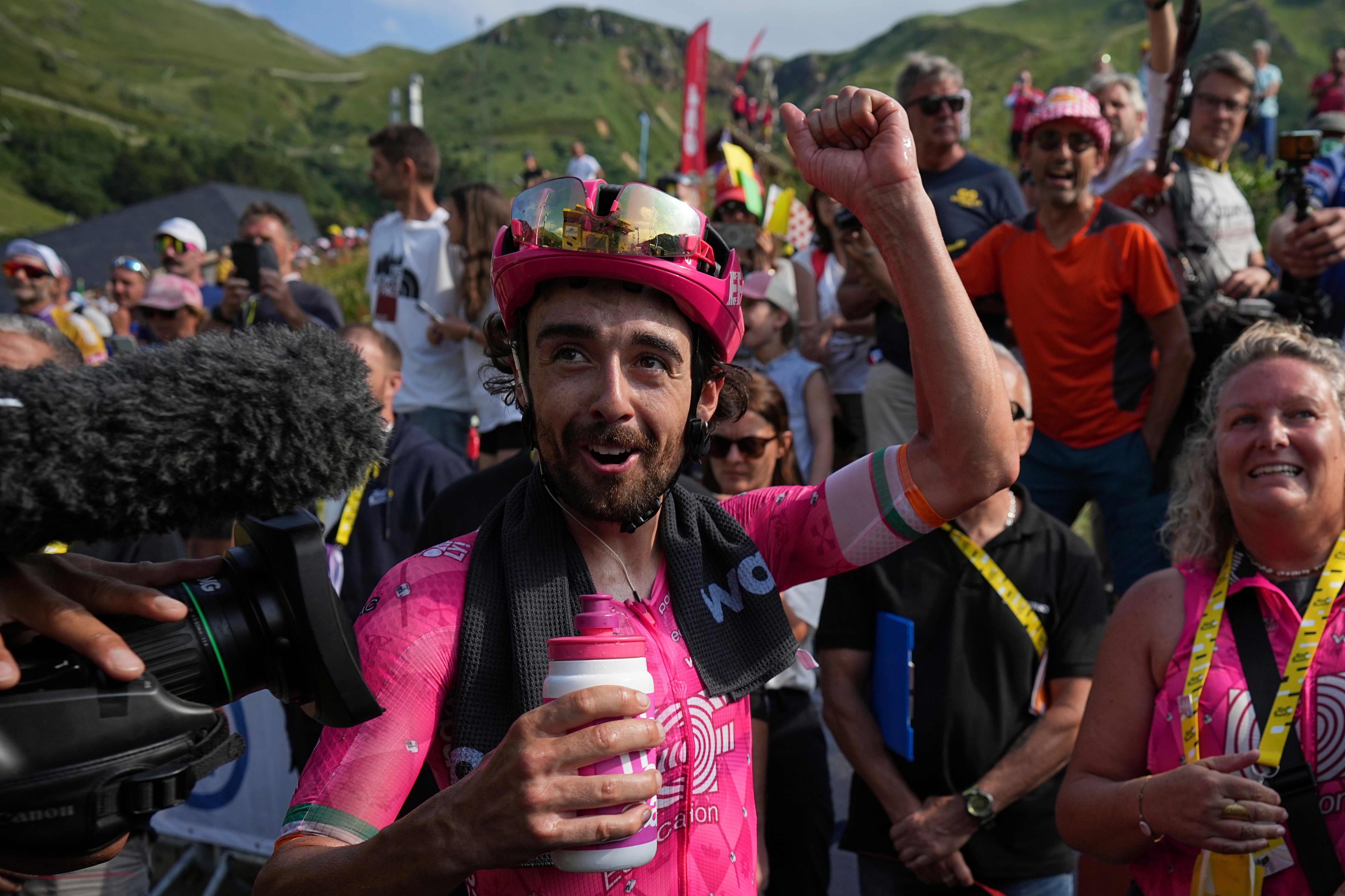 Ben Healy celebrates taking yellow at the Tour de France