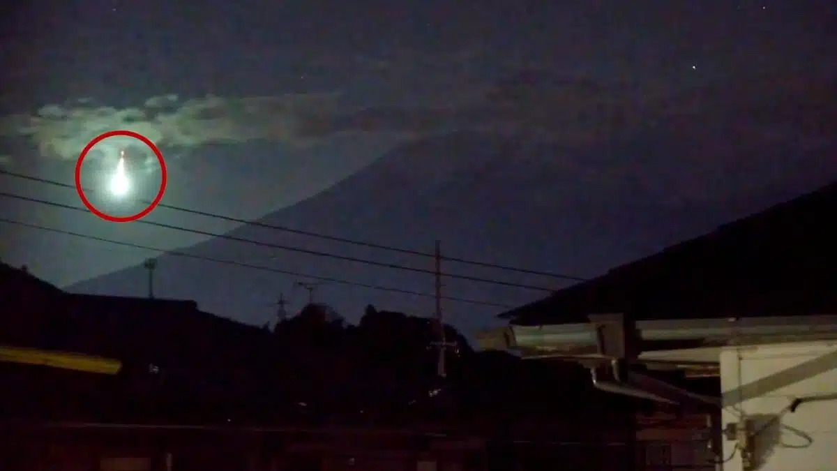 Stunning Meteor Fireball Streaks Over Mount Fuji