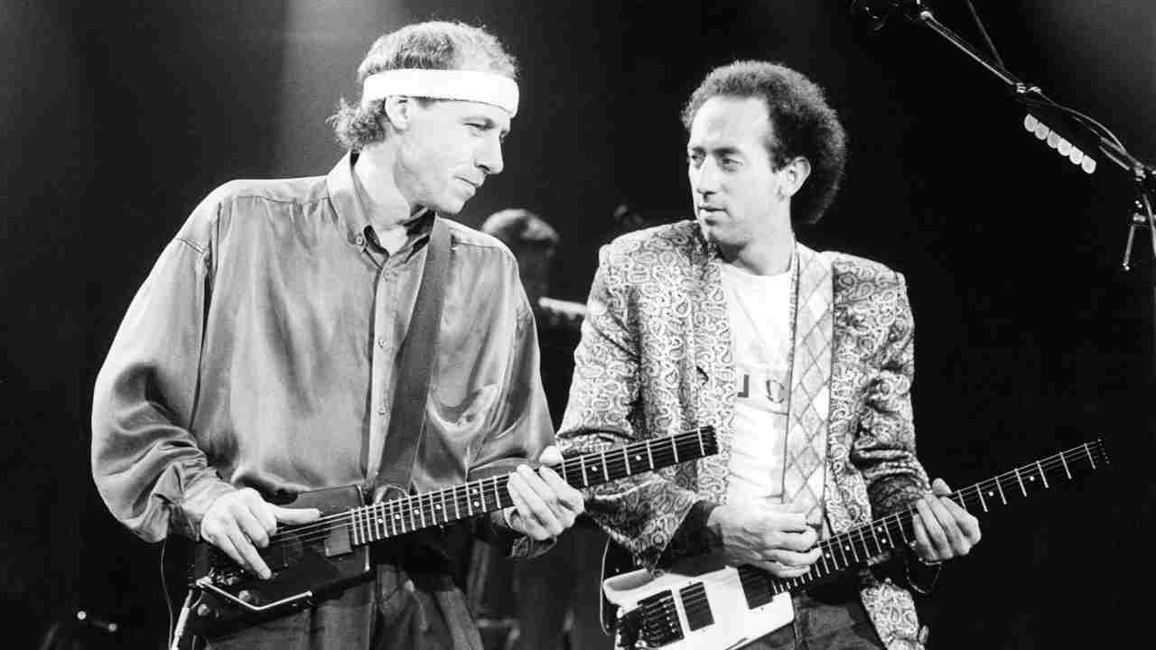 Dire Straits&rsquo; Mark Knopfler and Jack Sonni performing onstage in 1986