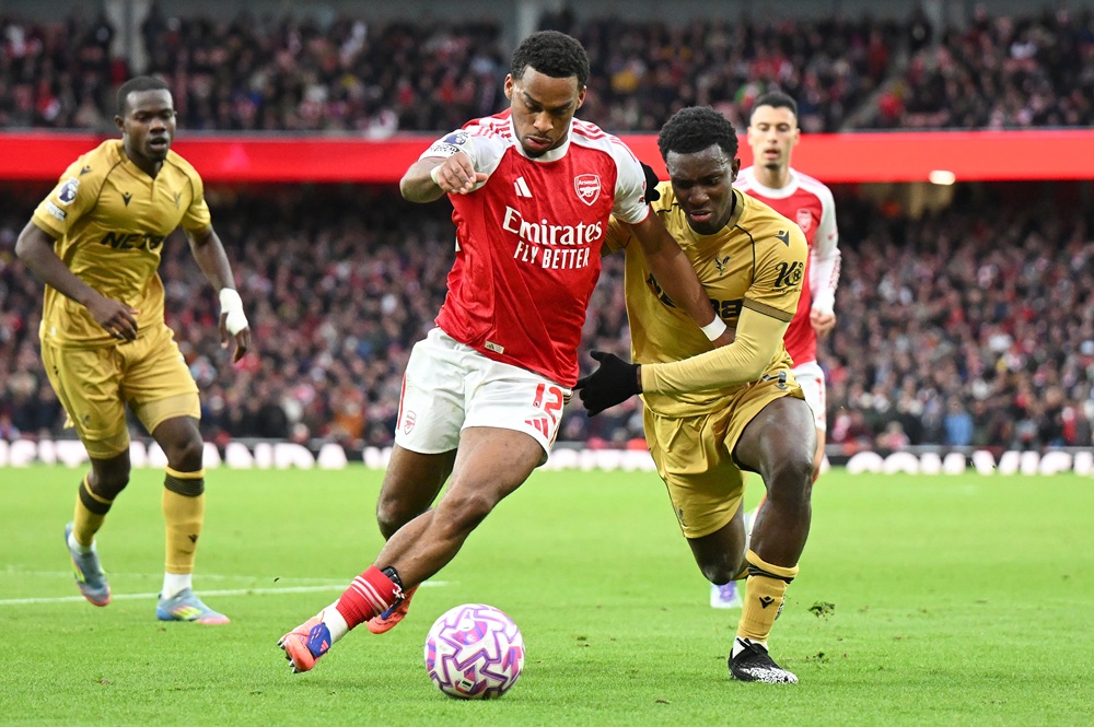 LONDON, ENGLAND: Jurrien Timber of Arsenal battles for possession with Eddie Nketiah of Crystal Palace during the Premier League match between Arsenal and Crystal Palace at Emirates Stadium on October 26, 2025. (Photo by Clive Mason/Getty Images)