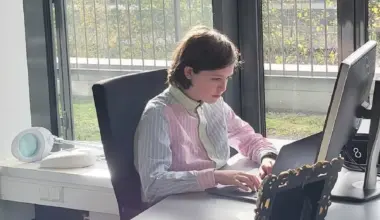 At just 15 years old, he earns a PhD in quantum physics and already has a project that raises concerns: humans enhanced by AI