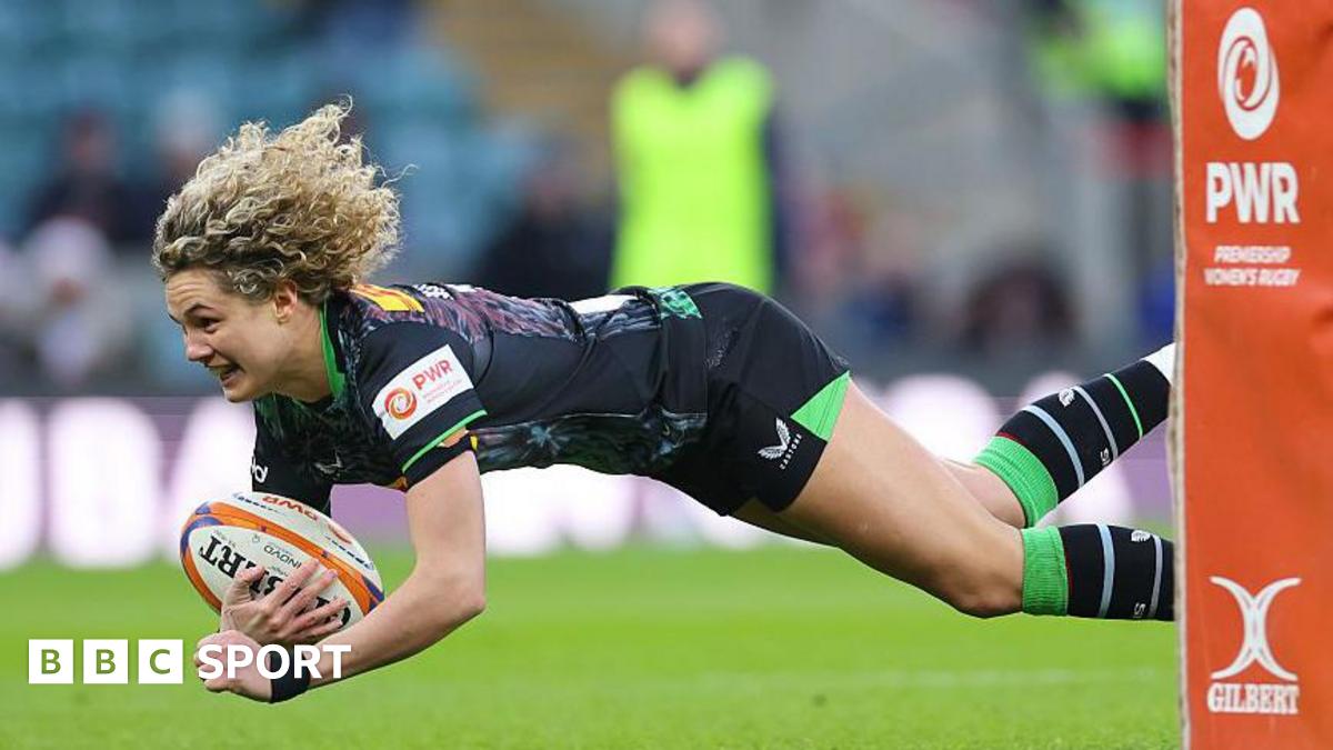 Ellie Kildunne diving under posts