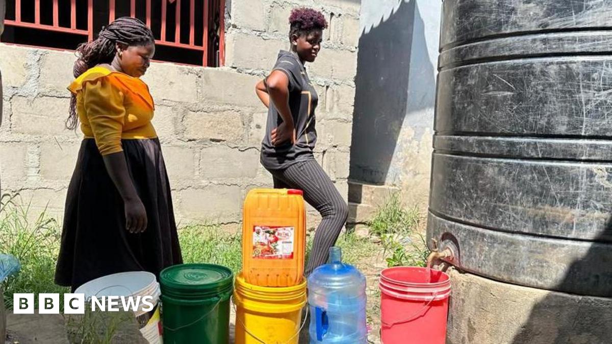 Dar es Salaam queue to fetch water from a tank