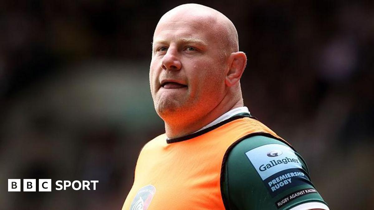 Dan Cole wearing an orange bib over a green Leicester Tigers shirt