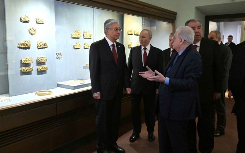 Kassym-Jomart Tokayev and CIS leaders tour State Hermitage in St. Petersburg 