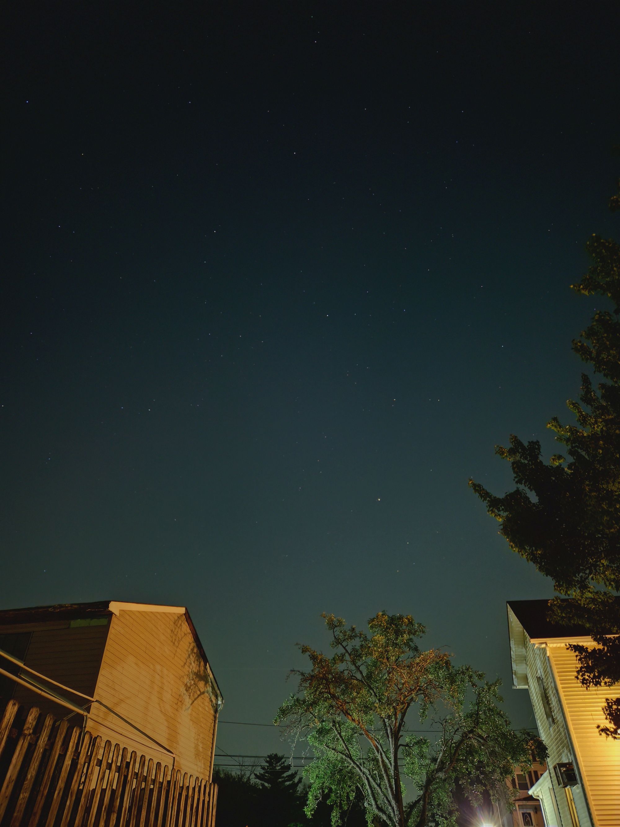 Galaxy Z Flip 7 astrophotography sample.