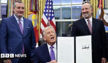Senator Ted Cruz, a Republican from Texas, from left, US President Donald Trump, and Howard Lutnick, US commerce secretary, in the Oval Office of the White House in Washington, DC, US, on Thursday, Dec. 11, 2025.