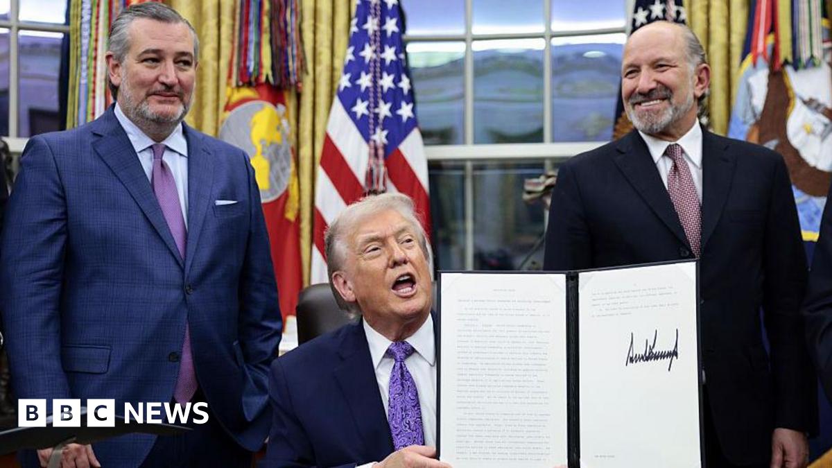 Senator Ted Cruz, a Republican from Texas, from left, US President Donald Trump, and Howard Lutnick, US commerce secretary, in the Oval Office of the White House in Washington, DC, US, on Thursday, Dec. 11, 2025.