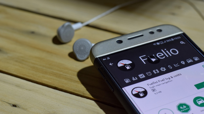 A smartphone on the download page for the Fuelio app.